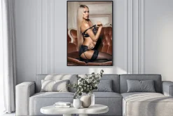 Plakat: Kobieta w bieliźnie na kanapie