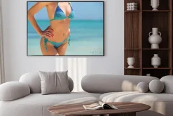 Plakat: Kobieta w bikini stwarzających na plaży