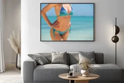 Plakat: Kobieta w bikini stwarzających na plaży