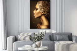 Plakat: Kobieta w czapce ze złotawych piór