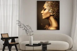 Plakat: Kobieta w czapce ze złotawych piór