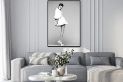 Plakat: Kobieta w eleganckiej sukience w czarno-białym formacie