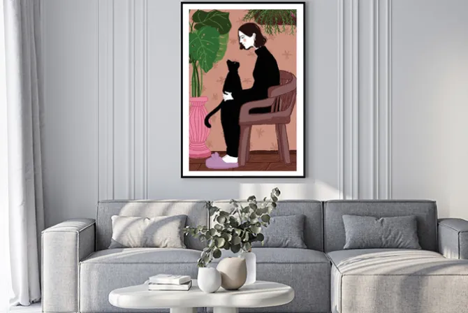 Plakat: Kobieta w pokoju z kotem na kolanach