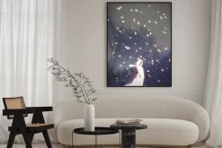 Plakat: Kobieta w rozjarzony strój białego stały wśród ptaków z cyfrowym