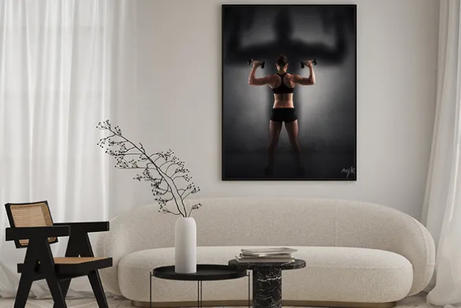 Plakat: Kobieta w sportowym obcisłym stroju z ciężarkami