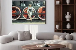 Plakat: Kobieta w stylu steam punk przy lokomotywie