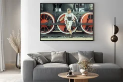 Plakat: Kobieta w stylu steam punk przy lokomotywie