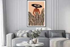 Plakat: Kobieta w sukience zebry z kapeluszem