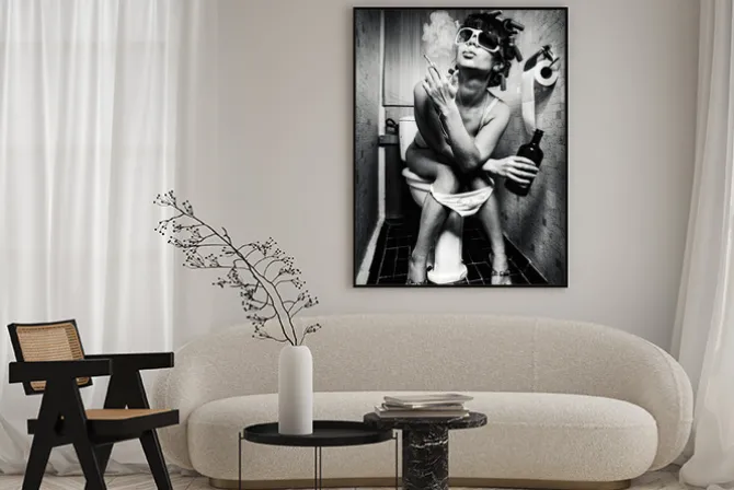 Plakat: Kobieta w wałkach paląca w toalecie