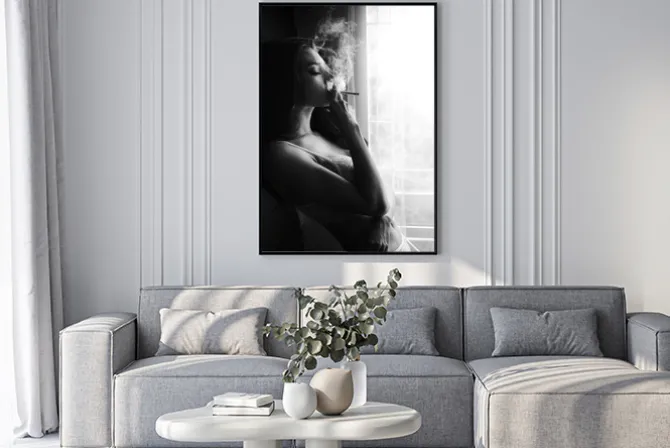 Plakat: Kobieta z papierosem czarno-biała fotografia