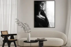 Plakat: Kobieta z papierosem czarno-biała fotografia