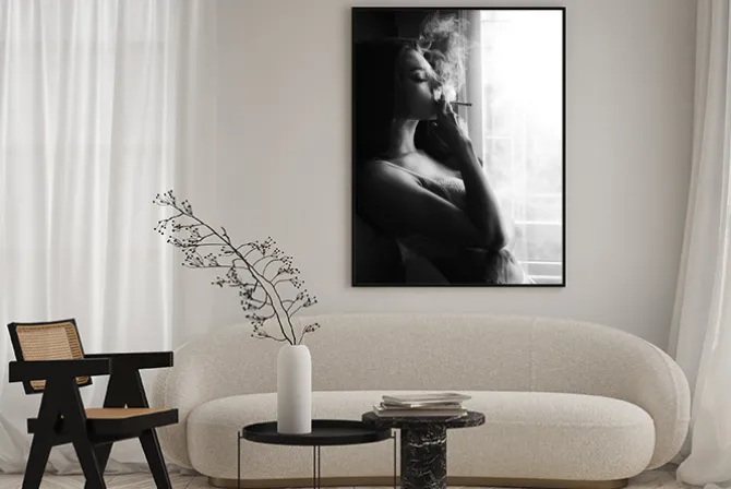 Plakat: Kobieta z papierosem czarno-biała fotografia
