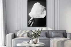 Plakat: Kobieta z wielką chustą na głowie