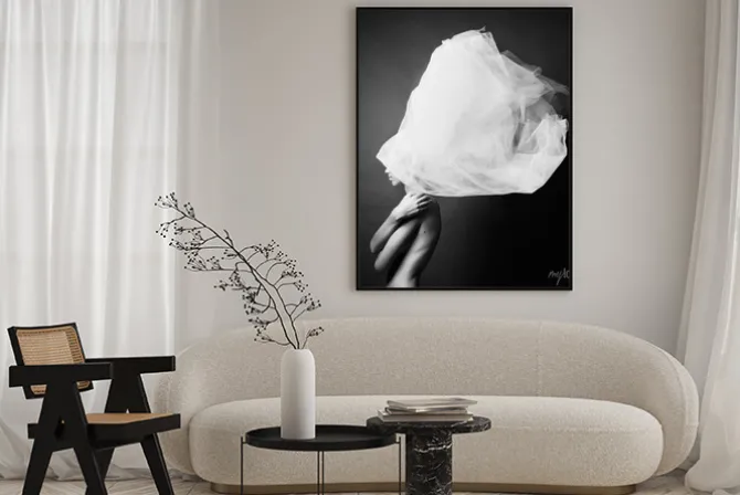 Plakat: Kobieta z wielką chustą na głowie