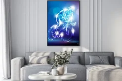 Plakat: Kolarz na rowerze w odcieniach niebieskiego i fioletowego