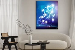 Plakat: Kolarz na rowerze w odcieniach niebieskiego i fioletowego