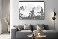 Plakat: Kolarze na trasie w górskich lasach