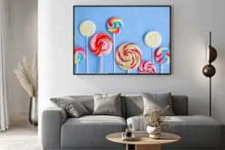 Plakat: Kolorowe lizaki na niebieskim