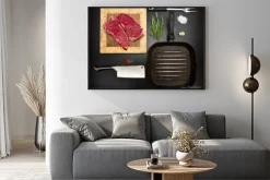 Plakat: Kompozycja z surowego żeber i kuchennych narzędzi na czarnego