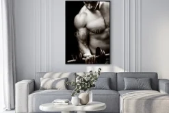 Plakat: Koncepcja siłownia i fitness - bodybuilder i hantle nad czarny