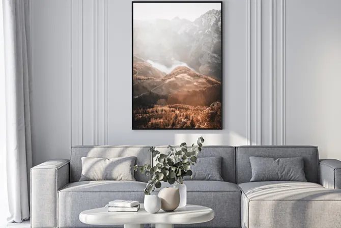 Plakat: Krajobraz góry we mgle o poranku