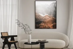 Plakat: Krajobraz góry we mgle o poranku