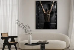 Plakat: Kulturystyka, młody athletic strong man pokazując powrót pracujących