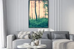 Plakat: Las w sepii z zielonym podszytem i liśćmi drzew