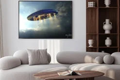Plakat: Latający spodek ufo alien przez chmury nad ziemią