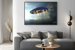Plakat: Latający spodek ufo alien przez chmury nad ziemią