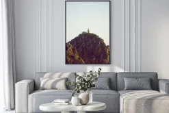 Plakat: Latarnia morska na szczycie kamiennego urwiska