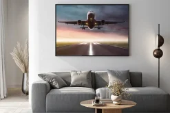 Plakat: Lądujący na pasie samolot