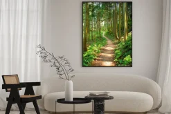 Plakat: Leśna ścieżka otoczona zielonymi drzewami