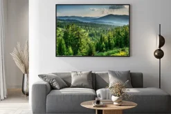 Plakat: Letni krajobraz z zielonymi wzgórzami