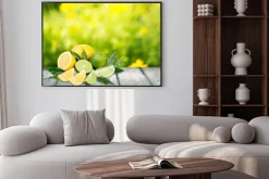 Plakat: Limonki i cytryny na drewnianym blacie