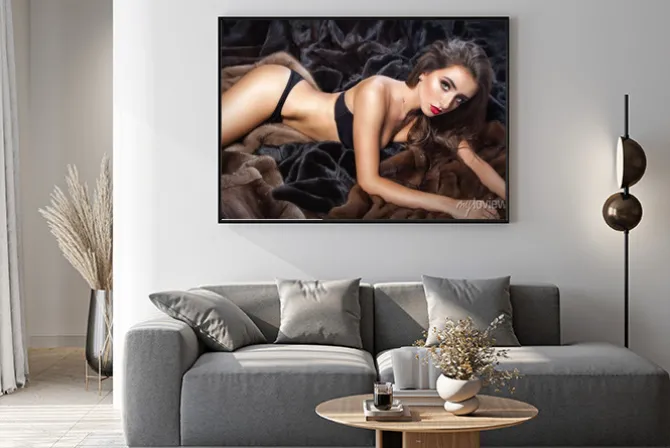 Plakat: Luksusowe piękna kobieta w futra z norek płaszcz z kapturem patrząc