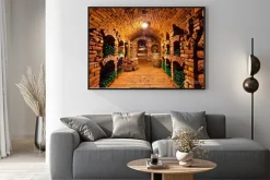 Plakat: Mała piwnica z butelkami i beczkami