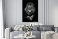 Plakat: Majestatyczna sylwetka lwa na ciemnym tle