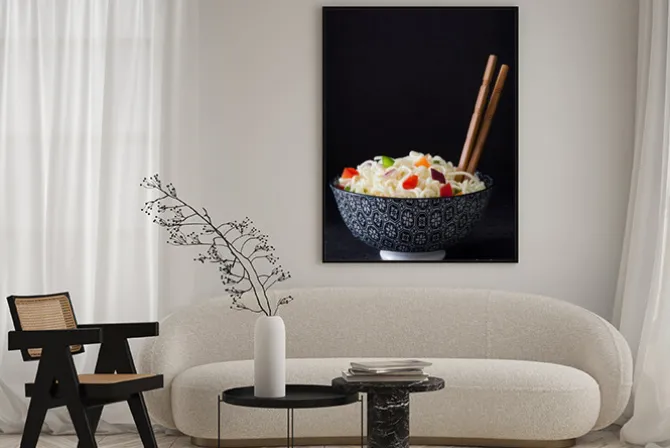 Plakat: Makaron azjatyckich i warzywa na łupku