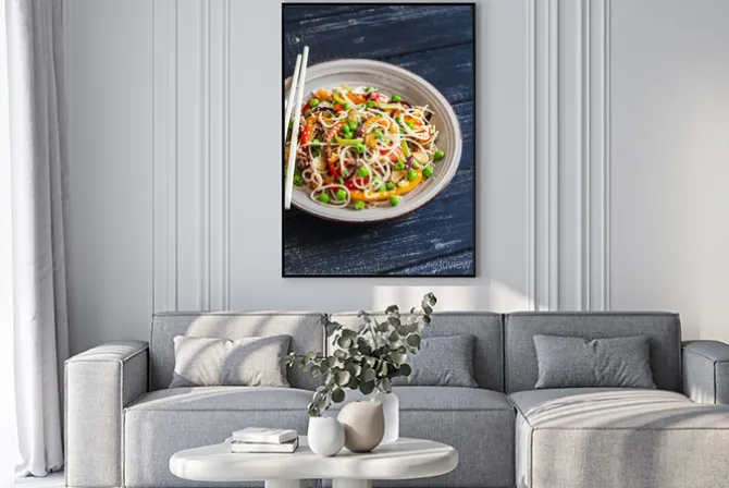 Plakat: Makaron ryżowy z warzyw stir fry na płycie ceramicznej na ciemnym