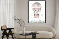 Plakat: Malowane zwierzęta w balonie nad miastem