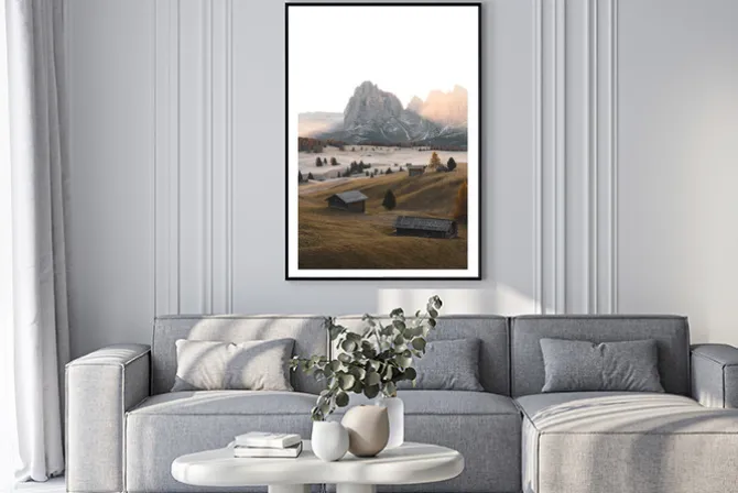 Plakat: Malownicza górska wioska otoczona bujną zielenią