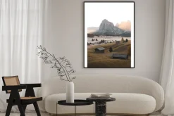 Plakat: Malownicza górska wioska otoczona bujną zielenią