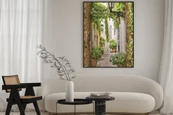 Plakat: Malownicza kamienna uliczka z kwiatami