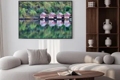 Plakat: Malowniczy widok na jezioro i rybackie chaty w flam, norwegia