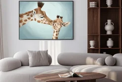 Plakat: Mama żyrafa dająca całusa swojemu dziecku