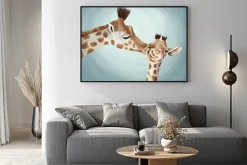 Plakat: Mama żyrafa dająca całusa swojemu dziecku