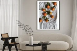 Plakat: Mandarynki z liśćmi na białym płóciennym obrusie