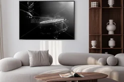 Plakat: Mężczyzna gra werbla na słabym świetle.