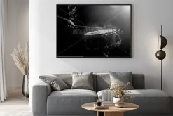 Plakat: Mężczyzna gra werbla na słabym świetle.